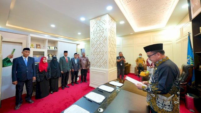 Sekretaris Daerah Provinsi Sulawesi Selatan, Jufri Rahman, melantik dan mengambil sumpah empat pejabat fungsional Ahli Utama.