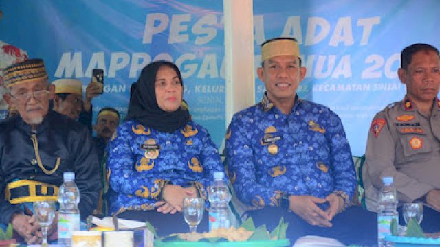 Bupati Sinjai, Hj. Ratnawati Arif, bersama Wakil Bupati Sinjai, Andi Mahyanto Mazda, pada puncak Pesta Adat Mappogau Hanua.