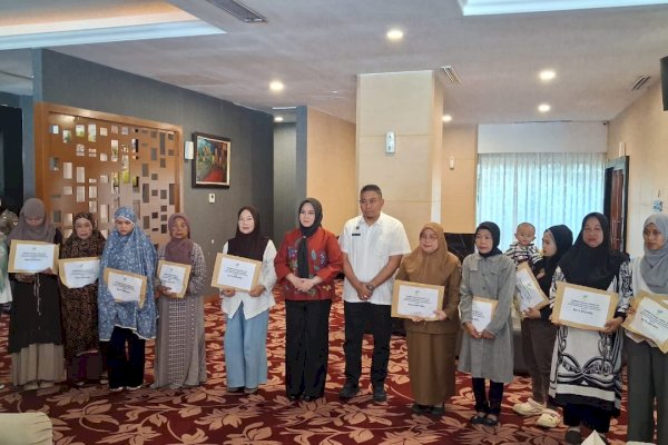 Wagub Sulsel Fatmawati Rusdi Serahkan Santunan Kematian bagi Ahli Waris Korban Bencana Sosial