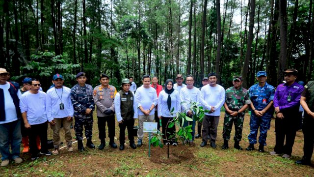 Wakil Gubernur Sulawesi Selatan, Fatmawati Rusdi, memimpin penanaman pohon serentak di Kabupaten Gowa.