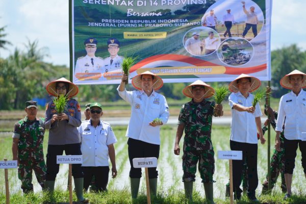 Bupati Yusran Lalogau Ajak Petani Pangkep Atur Pola Tanam Secara Bijak