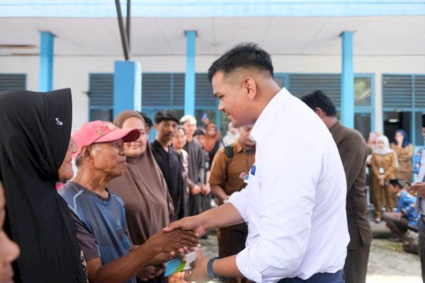 Bupati Bantaeng Uji Nurdin Salurkan BLT DBH-CHT untuk 111 Warga