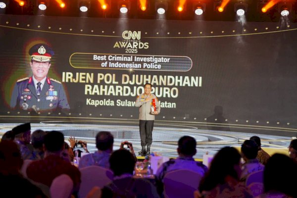 Kapolda Sulsel Raih Penghargaan dari CNN Indonesia