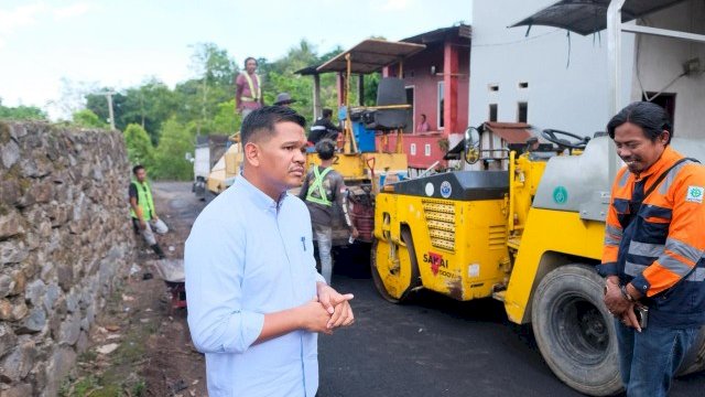 Bupati Uji Nurdin Tinjau Pengaspalan Jalan Vital di Onto