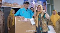 Serahkan Kartu Lansia, Wabup Lutim Puspawati Harap Jadi Berkah untuk Para Orang Tua