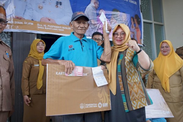 Serahkan Kartu Lansia, Wabup Lutim Puspawati Harap Jadi Berkah untuk Para Orang Tua