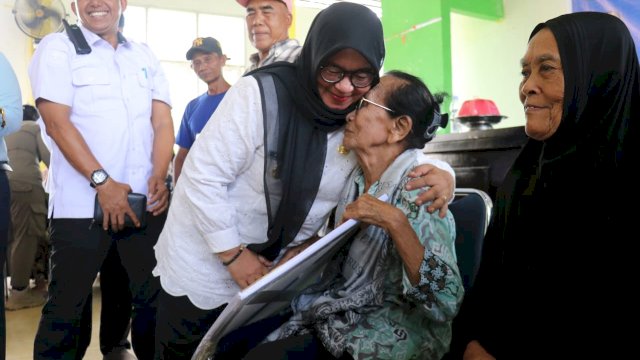 Wakil Bupati Luwu Timur, Hj. Puspawati Husler, menyerahkan bantuan Program Kartu Lutim Lansia berupa uang tunai dan buku rekening Bank Sulselbar.