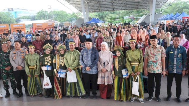 Pemkot Makassar menggelar Isbat Nikah Massal sebagai salah satu rangkaian kegiatan Hari Ulang Tahun (HUT) ke-418 Kota Makassar.