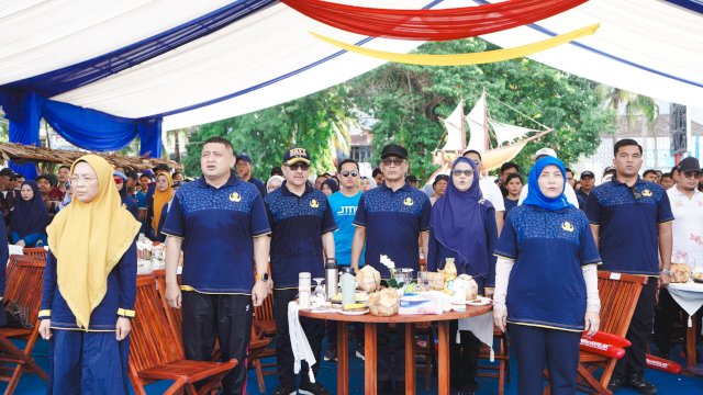 Sekdaprov Sulsel, Jufri Rahman, mengikuti Jalan Sehat "Aksi Berdedikasi dan Berakhlak Mulia" di Makassar.