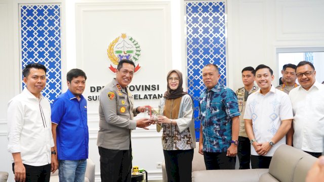 Kapolda Sulawesi Selatan, Irjen Pol Djuhandhani Rahardjo Puro melakukan kunjungan silaturahmi ke DPRD Provinsi Sulsel.