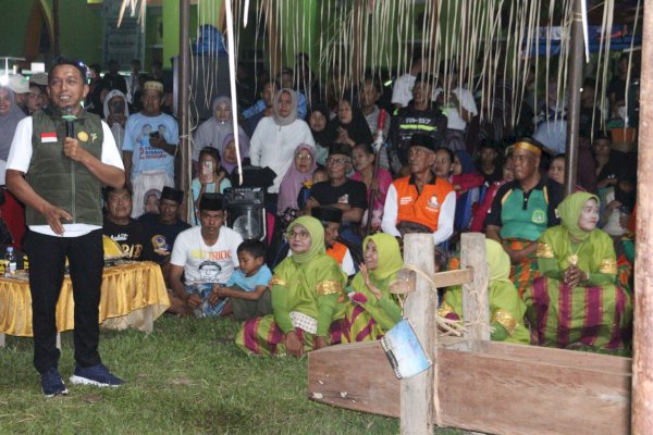 Bupati Syaharuddin Menyatu dengan Warga di Pesta Adat Mappadendang Kulo