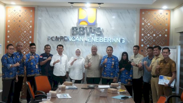 Bupati Pinrang, H. A. Irwan Hamid, S.Sos., saat melakukan kunjungan koordinasi dengan Balai Besar Wilayah Sungai (BBWS) Pompengan&ndash;Jeneberang.