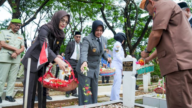Wakil Gubernur Sulawesi Selatan, Fatmawati Rusdi, memimpin Upacara dan Ziarah Nasional dalam rangka peringatan Hari Pahlawan ke-80.
