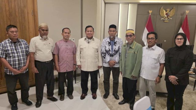 Presiden RI Prabowo Subianto, bersama Dua Guru Lutra Abdul Muis dan Rasnal, serta Ketua Komisi E DPRD Sulsel, Andi Tenri Indah.