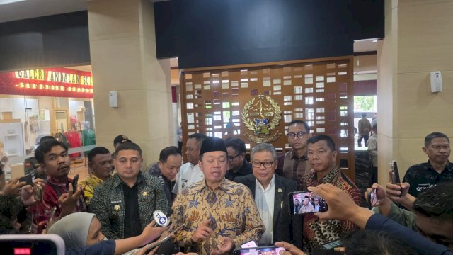 Wali Kota Makassar, Munafri Arifuddin, bersama Menteri ATR/BPN.