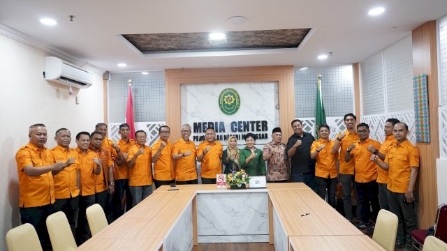 Ketua KONI Kota Makassar, Ismail, bersama jajaran pengurus melakukan kunjungan silaturahmi ke PN Makassar.