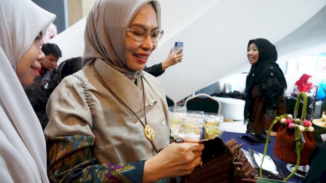 Ketua Dewan Kerajinan Nasional Daerah (Dekranasda) Kabupaten Luwu Timur, dr. Ani Nurbani Irwan menghadiri acara pembukaan UMKM FI3STA 2025.