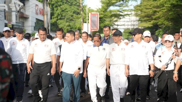 Wali Kota Makassar Munafri Arifuddin bersama Wakil Wali Kota Makassar Aliyah Mustika Ilham, ikut jalan sehat dalam rangka Hut ke-49 KKSS.