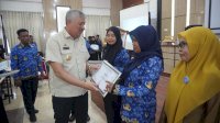 Data Akurat, Pendidikan Maju: Operator Dapodik Pinrang Mendapat Penghargaan Bupati
