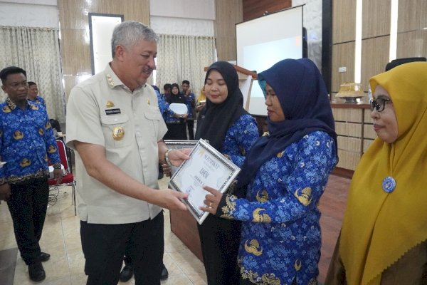 Data Akurat, Pendidikan Maju: Operator Dapodik Pinrang Mendapat Penghargaan Bupati