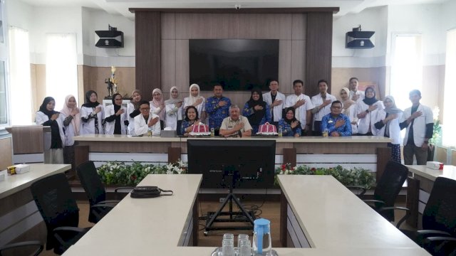 Bupati Pinrang H. A. Irwan Hamid, S.Sos, didampingi Kepala Dinas Kesehatan Kabupaten Pinrang drg. Dyah Puspita Dewi, M.Kes, menerima sebanyak 16 dokter internship.
