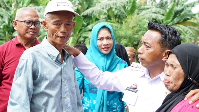 Bupati Sidrap Syaharuddin Alrif langsung mengunjungi kediaman Amir dan menyerahkan berbagai bentuk bantuan.