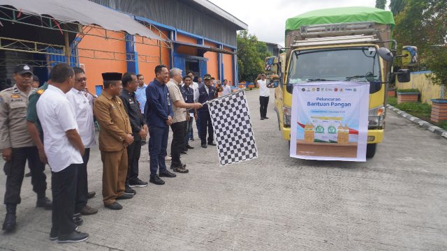 Bupati Pinrang, H. A. Irwan Hamid, S.Sos, secara resmi melepas bantuan pangan alokasi Oktober–November 2025 di Kantor Cabang Bulog Pinrang.
