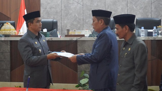 Wakil Bupati Pinrang, Sudirman Bungi, bersama Ketua DPRD Kabupaten Pinrang, Nasrun Paturusi.