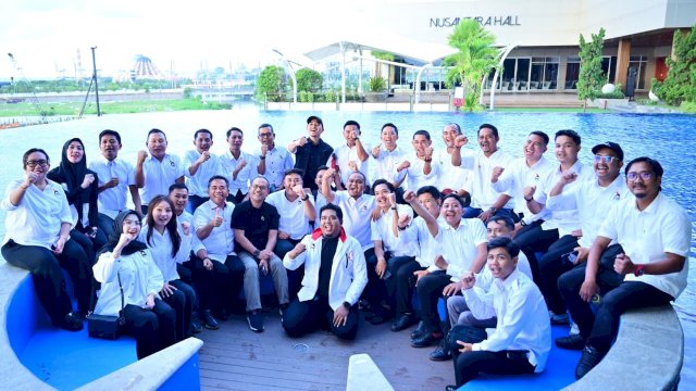 Ketua Umum Partai Solidaritas Indonesia (PSI), Kaesang Pangarep, bersama Ketua Harian PSI, Ahmad Ali, menyempatkan singgah di Makassar untuk bersilaturahmi.