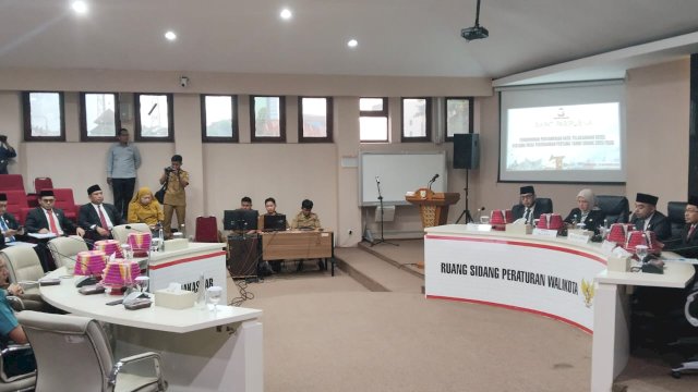 Rapat paripurna DPRD Makassar penyampaian laporan hasil reses masa sidang pertama tahun 2025–2026.