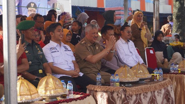 Bupati Pinrang H. A. Irwan Hamid, S.Sos, yang menyambut langsung seluruh peserta Adventure Culture Pinrang International Folklore Festival 2025.