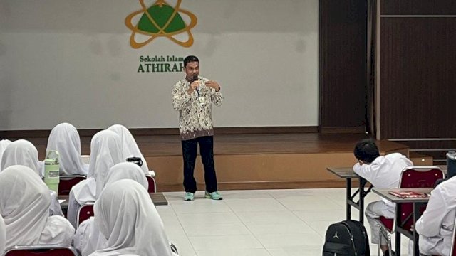 SMP Islam Athirah Bukit Baruga memperkuat kompetensi bahasa Inggris peserta didik melalui pelaksanaan English Camp.