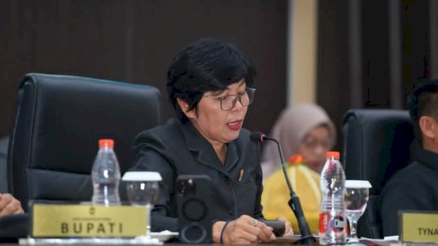 Wakil Ketua DPRD Gowa, Tyna Hj Ti&rsquo;no Dg Mawangi, saat memimpin rapat internal.