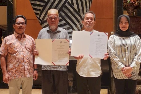 Andi Tenri Indah Serahkan Salinan Keppres Rehabilitasi kepada Dua Guru Luwu Utara