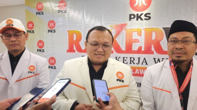 Sekjen DPP PKS Muhammad Kholid, didampingi Ketua DPW PKS Sulsel Anwar Faruq.