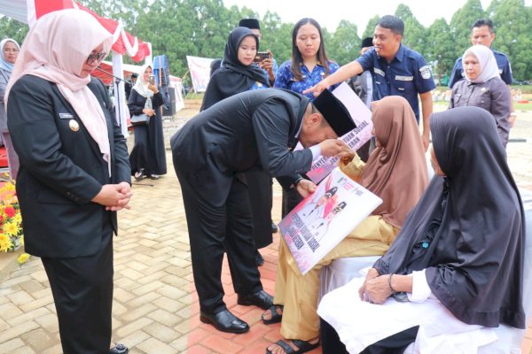 Bupati-Wabup Lutim Serahkan Santunan kepada Janda Veteran Usai Upacara Hari Pahlawan