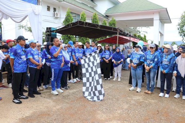 Perayaan HKN ke-61 di Lutim Meriah: Jalan Sehat, Penyerahan Penghargaan, dan Bantuan Ambulans