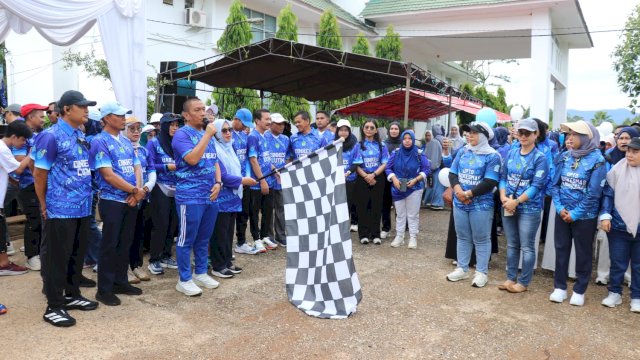 Perayaan HKN ke-61 di Lutim Meriah: Jalan Sehat, Penyerahan Penghargaan, dan Bantuan Ambulans
