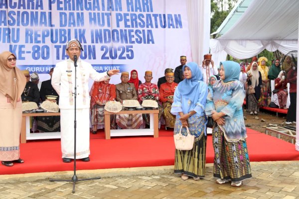 Dua Guru Terpencil Dapat Motor dari Bupati Ibas sebagai Apresiasi Pengabdian