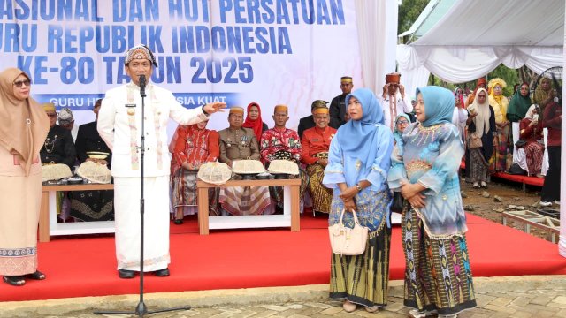 Dua Guru Terpencil Dapat Motor dari Bupati Ibas sebagai Apresiasi Pengabdian