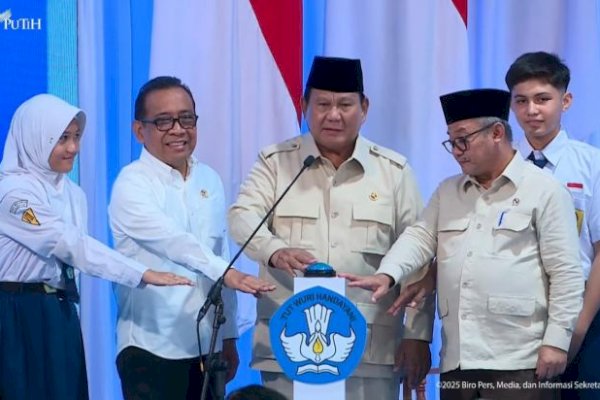 Presiden Prabowo Luncurkan Digitalisasi Pendidikan Melalui Penggunaan Smartboard: Salah Satu Program Terbesar di Dunia