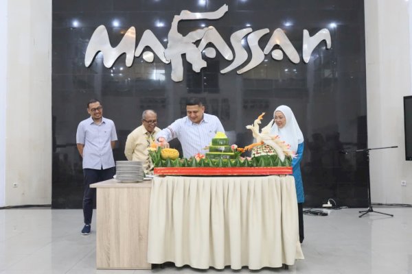 Usai Upacara HUT Kota ke-418, Wali Kota Makassar dan Kepala SKPD Syukuran Santai Potong Tumpeng di Rujab