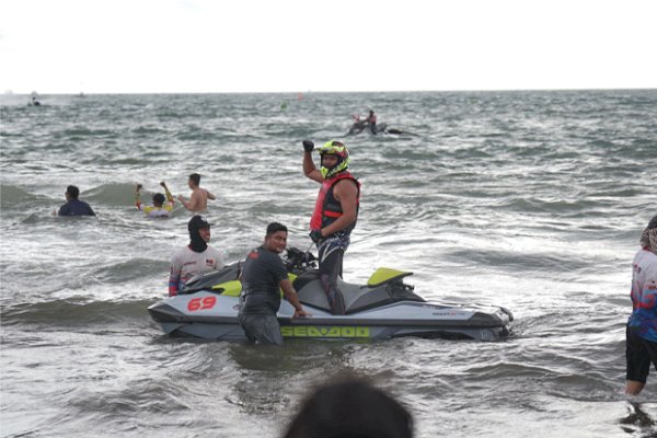 Bupati Bantaeng Uji Nurdin Juara 1 Ajang Jetski Internasional di Makassar