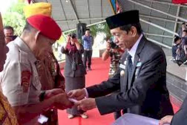 Pemkab Pangkep Serahkan Tali Asih kepada 64 Veteran di Hari Pahlawan