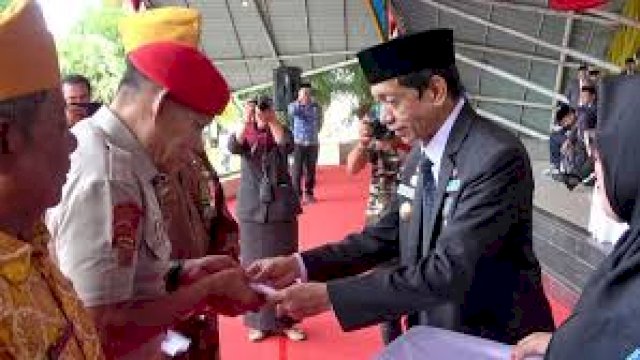 Pemkab Pangkep Serahkan Tali Asih kepada 64 Veteran di Hari Pahlawan
