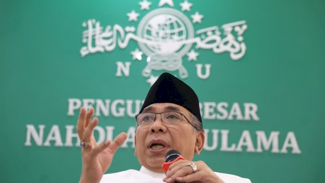 Ketua Umum Pengurus Besar Nahdlatul Ulama (PBNU) KH Yahya Cholil Staquf (Gus Yahya) bersama Ketua Umum Persekutuan Gereja-Gereja di Indonesia (PGI) Pendeta Jacky Manuputty (tidak tampak) menjadi pembicara dalam diskusi Forum Kramat di Kantor PBNU, Jakarta, Jumat (13/6/2025). Diskusi yang bertema pentingnya konsensus kebangsaan itu membahas pentingnya aktualisasi konsensus kebangsaan. Gus Yahya menyatakan konsensus bangsa yang telah disepakati pada tempo lalu perlu diaktualisasikan dengan realitas masa kini.Kompas/Hendra A Setyawan (HAS)