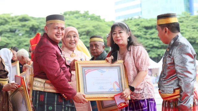 Munafri-Aliyah Berbagi Bantuan Pendidikan hingga Penghargaan di Upacara HUT Kota Makassar ke-418