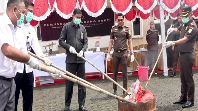 Kejari Pangkep Musnahkan Barang Bukti 19 Perkara Inkrah