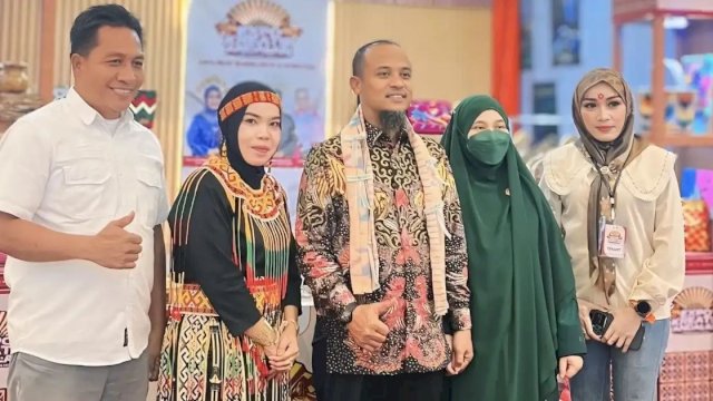 Gubernur Apresiasi Inovasi Kerajinan Sinjai di Expo Sulsel