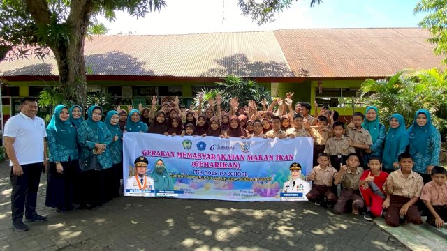 PKK dan DKP Sulsel Ajak Pelajar Gowa Gemar Makan Ikan, Bagikan 150 Kg Ikan Bergizi